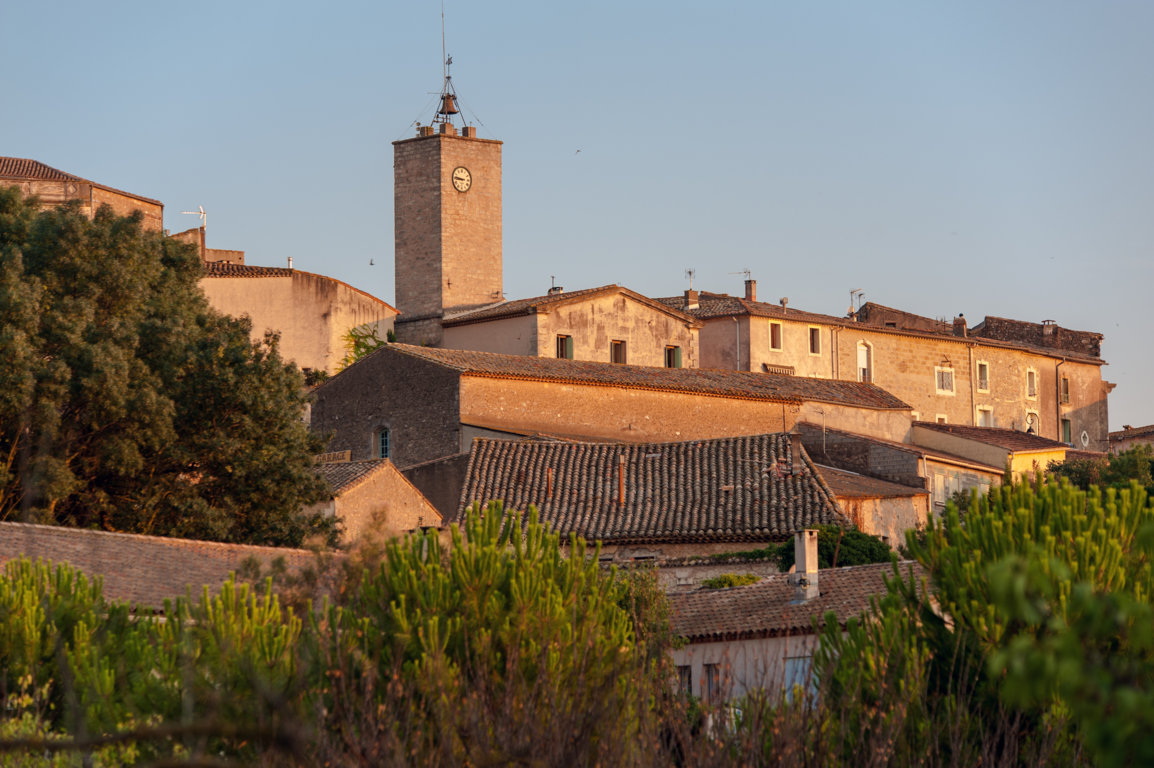 Le beffroi et le village médiéval de Castelnau de Guers